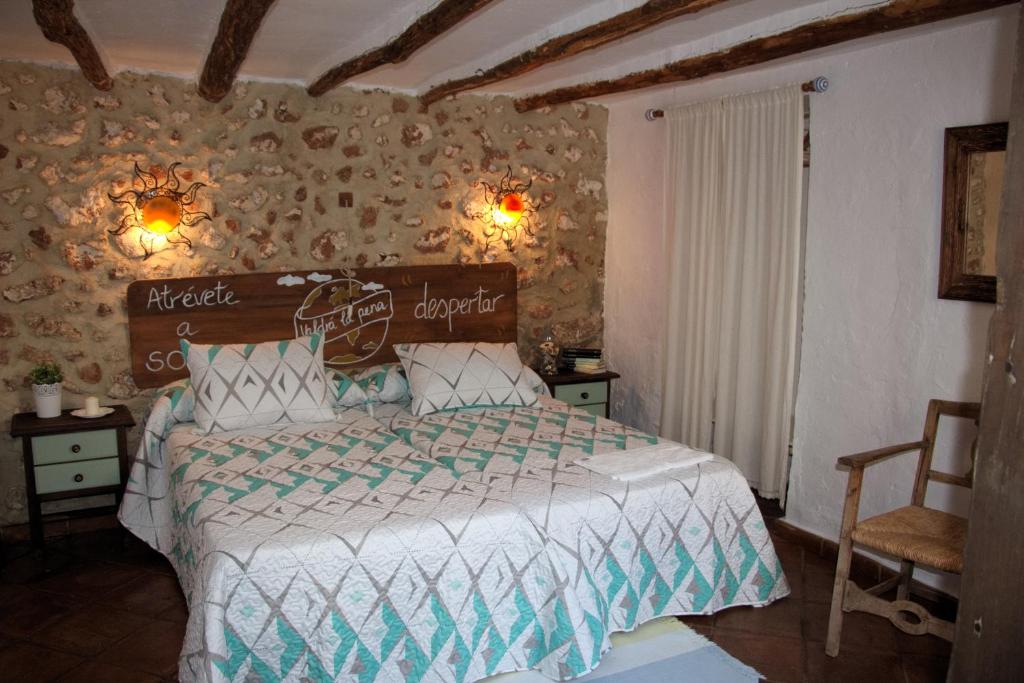 ein Schlafzimmer mit einem Bett in einem Zimmer in der Unterkunft La Carrihuela in Algodonales