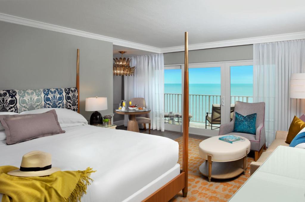 Cama ou camas em um quarto em La Playa Beach & Golf Resort, a Noble House Resort