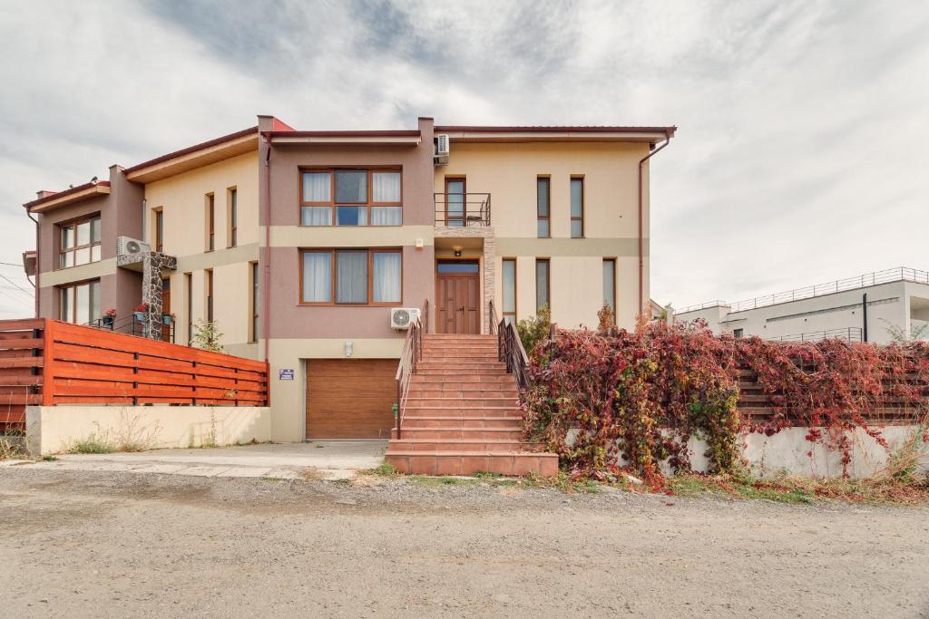 ein Haus mit einer Treppe davor in der Unterkunft The K Guest House in Cluj-Napoca