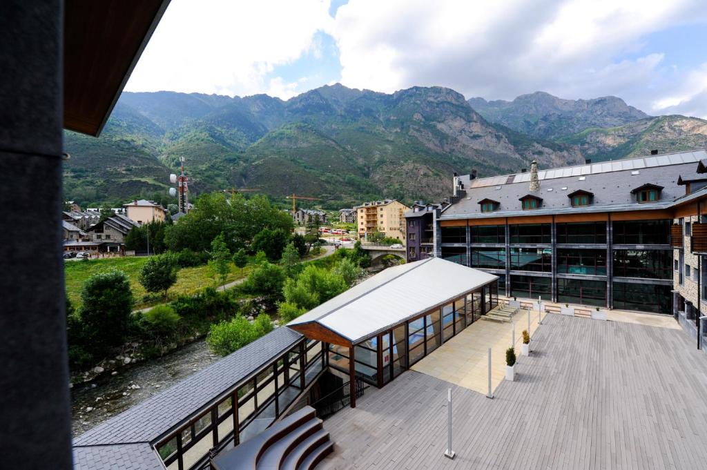 Nespecifikovaný výhled na hory nebo výhled na hory při pohledu z hotelu