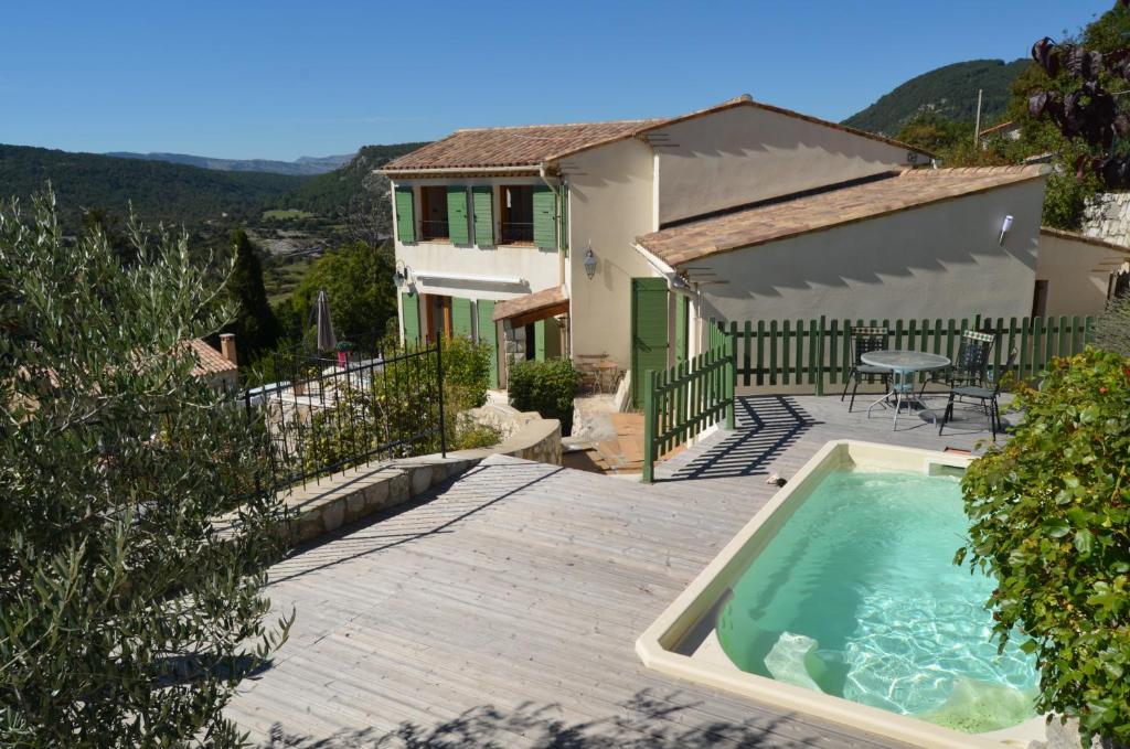 une maison avec une piscine sur une terrasse en bois dans l'établissement Côte d'Azur Villa Amicalement Hôte, à Coursegoules
