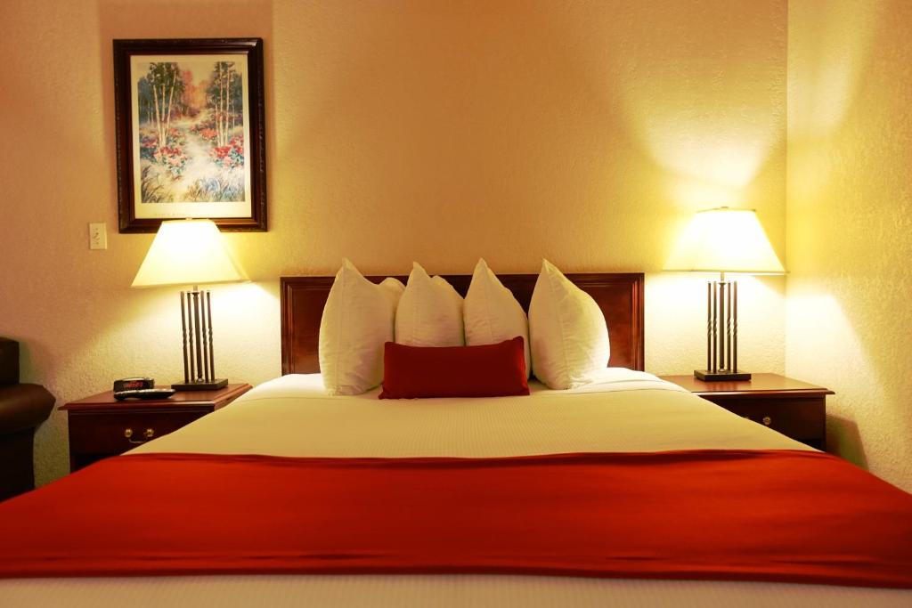 Postel nebo postele na pokoji v ubytování Gold Circle Inn