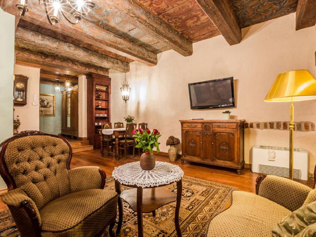 Televízia a/alebo spoločenská miestnosť v ubytovaní Apartamenty Molus na Rynku Staromiejskim
