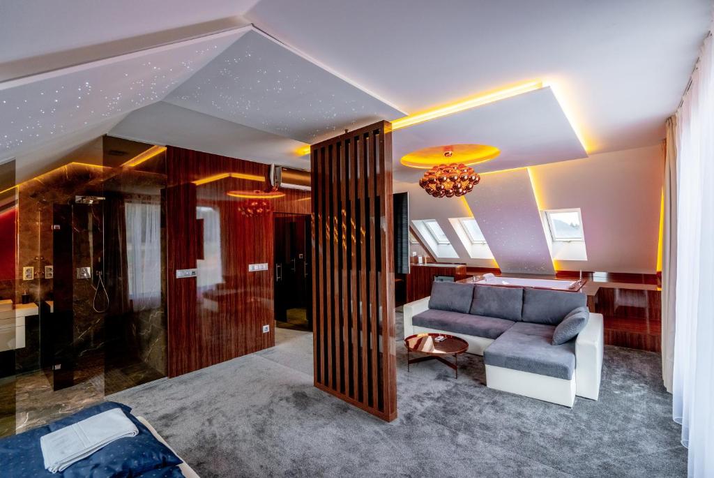 salon z kanapą i stołem w obiekcie Aroma Gold w mieście Dolní Bousov