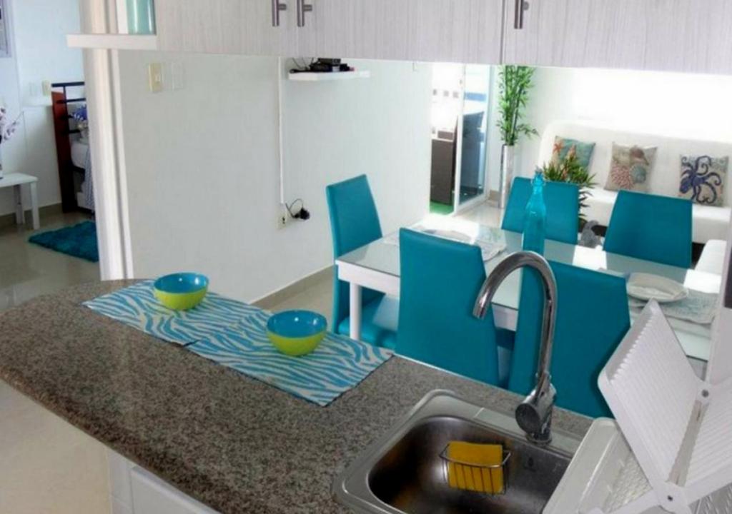 una cocina con fregadero y 2 tazones en una encimera en Apartamento con Piscina En el Rodadero Santa Marta Colombia, en Santa Marta