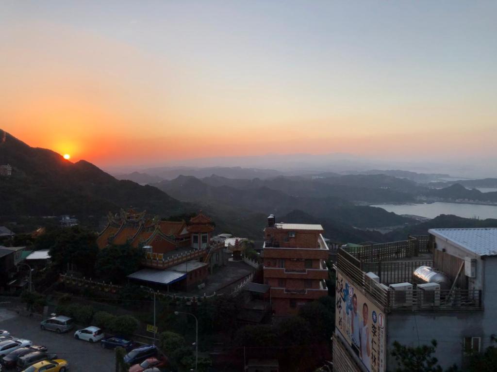 a view of the sunset from a building at Jiufen HappyLand B&B in Jiufen
