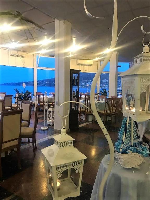 Posezení v ubytování Hotel La Caletta