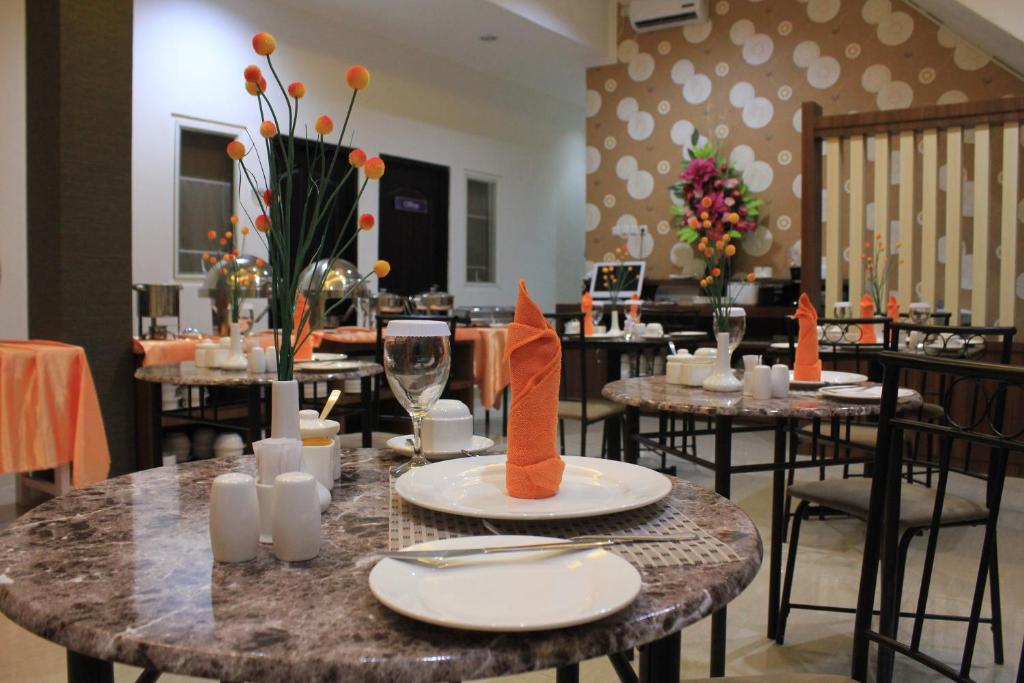 Restaurace v ubytování Mel's Inn Manado