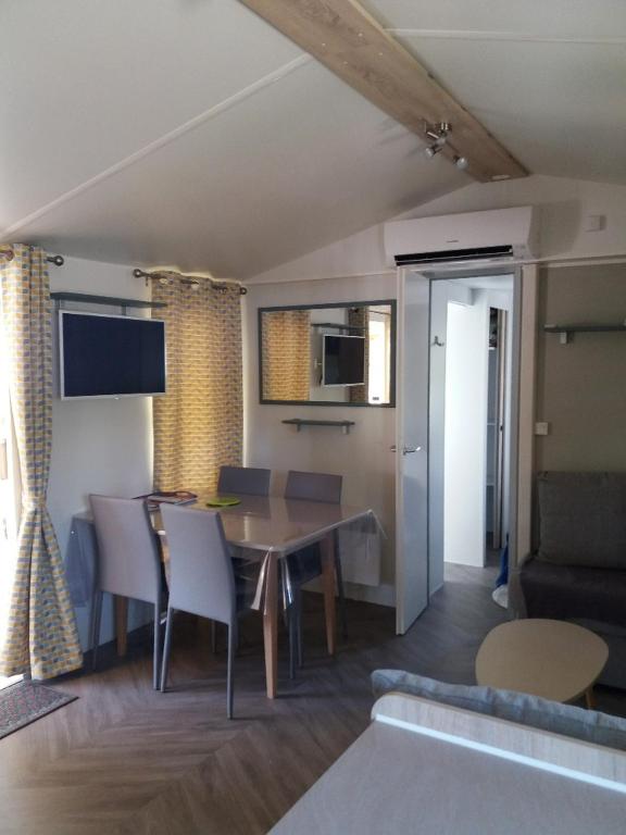 TV a/nebo společenská místnost v ubytování Mobil home 3 chambres