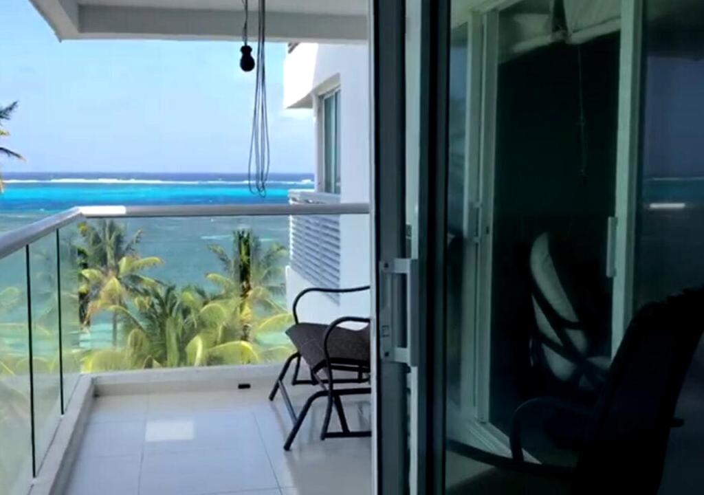 Habitación con balcón con vistas al océano. en Apartamento Familiar con Vista al Mar en San Andres, en San Andrés