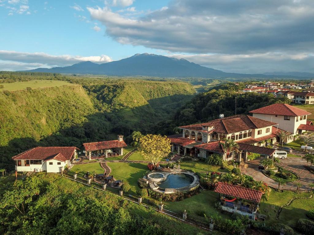 een luchtzicht op een huis met een zwembad bij Hacienda Los Molinos Boutique Hotel & Villas in Boquete