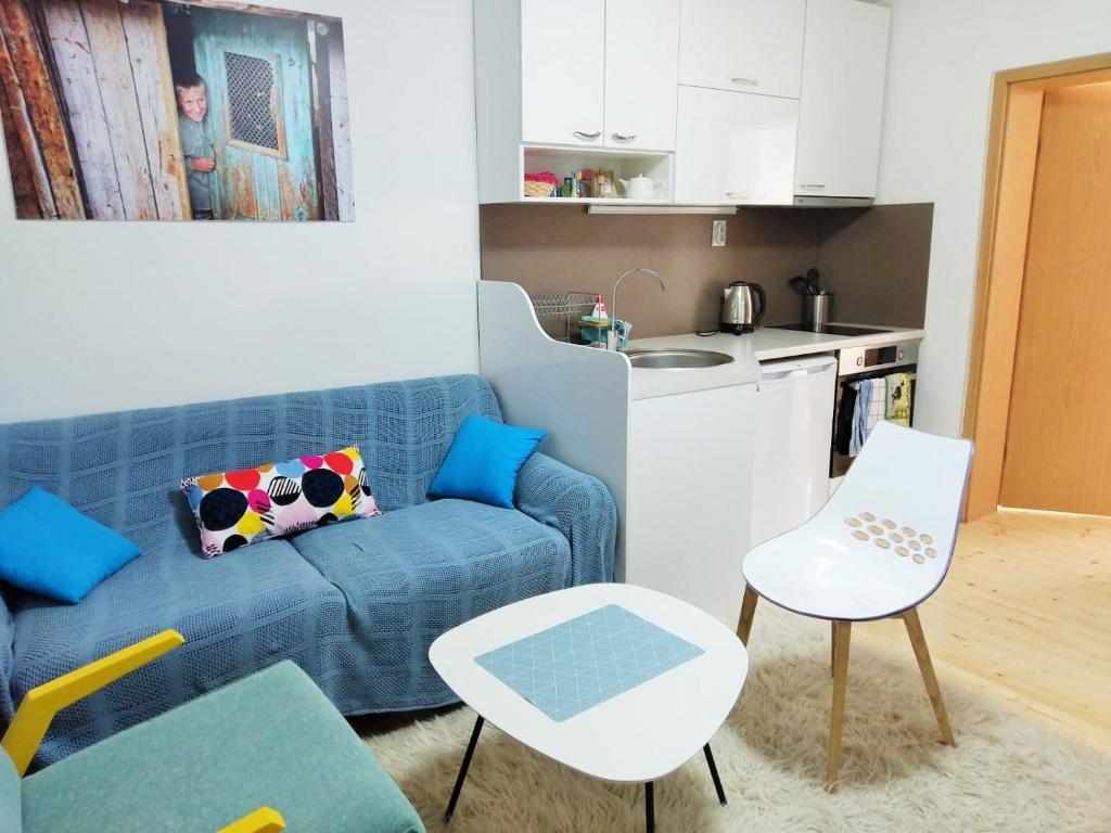 Una cocina o kitchenette en Sirma's Unique Artsy Modern Quiet 1-Bdrm in the Heart of Skopje