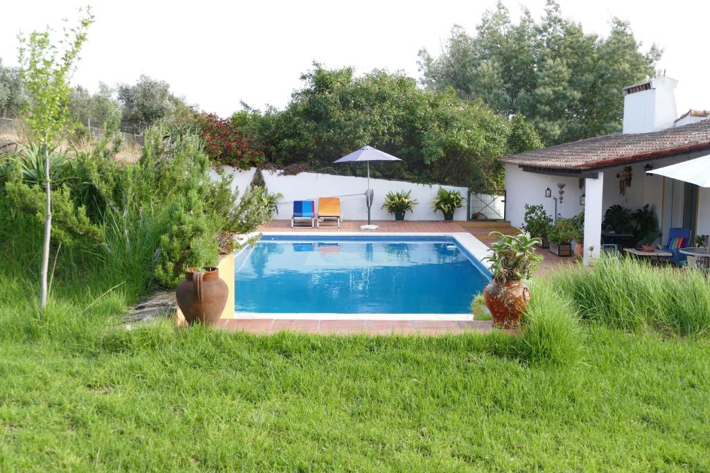 a swimming pool in the yard of a house at Tapada do Padre Rosa in Vila Viçosa