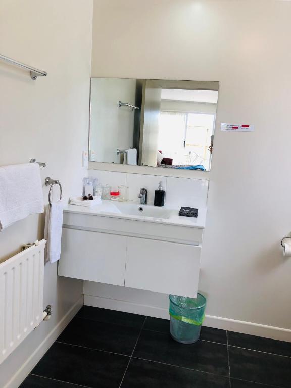 Red Rock Thermal Motel - Mineral Pool - Resim 28