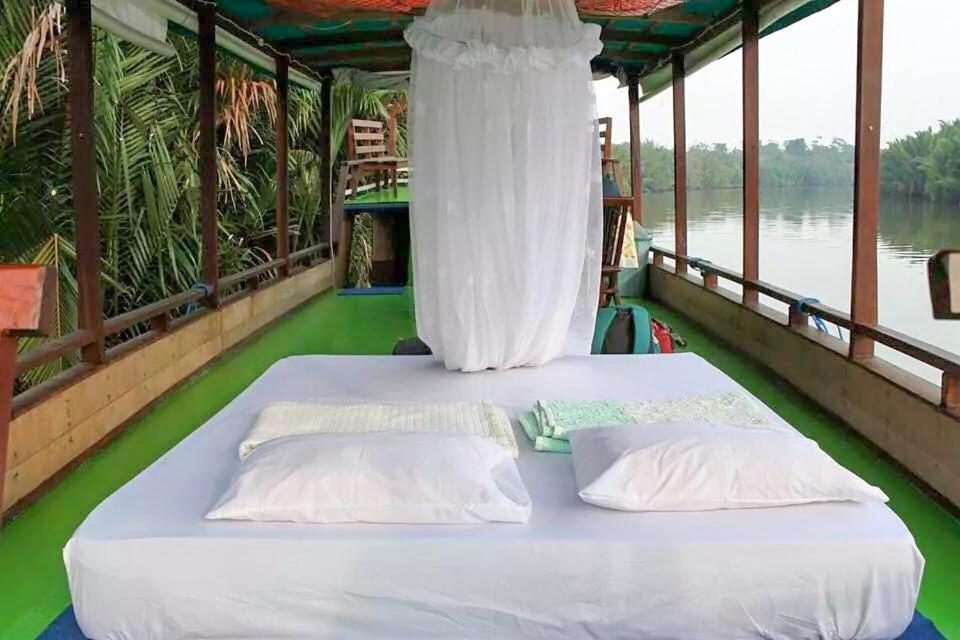 Postel nebo postele na pokoji v ubytování Orang Utan Houseboat 2