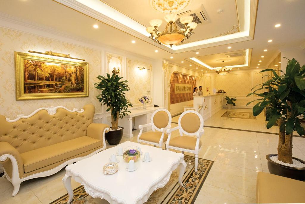 Hùng Mạnh Plaza Hotel في Hương Tân Lạc: غرفة معيشة مع أريكة وطاولة