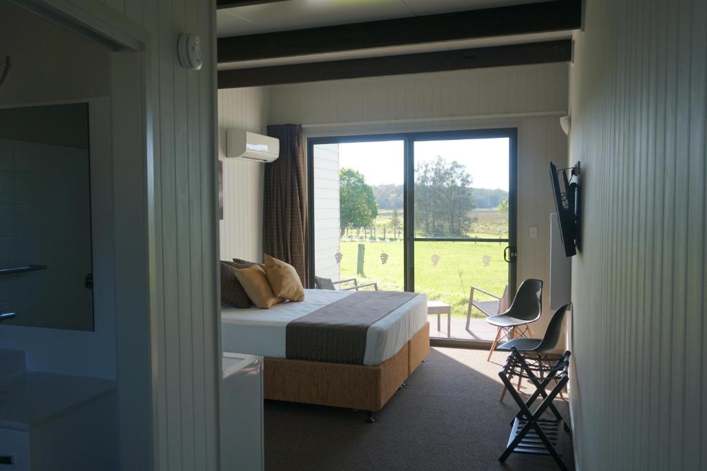 Narangba Motel (formerly Brisbane North B&B and Winery) - Room De Deluxe King