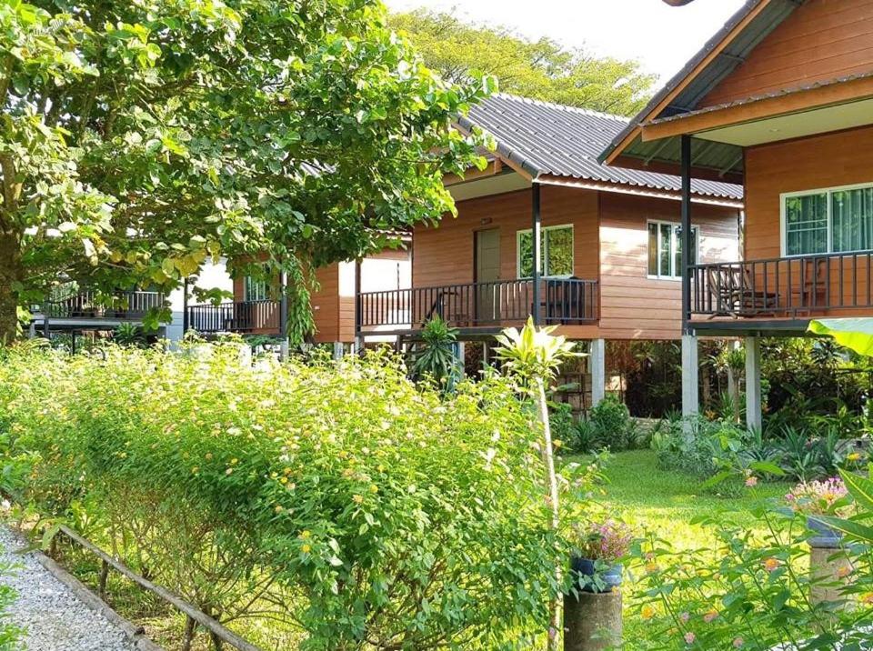 Zahrada ubytování Pasanchai Bungalow