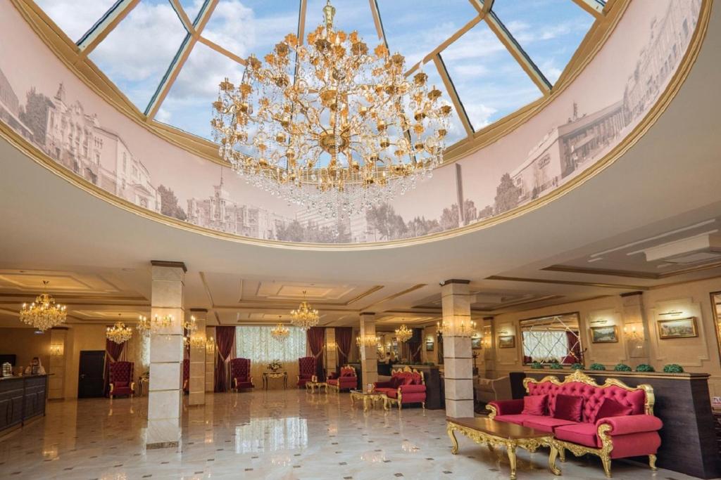 un gran vestíbulo con una gran lámpara de araña en Hotel Barnaul, en Barnaul