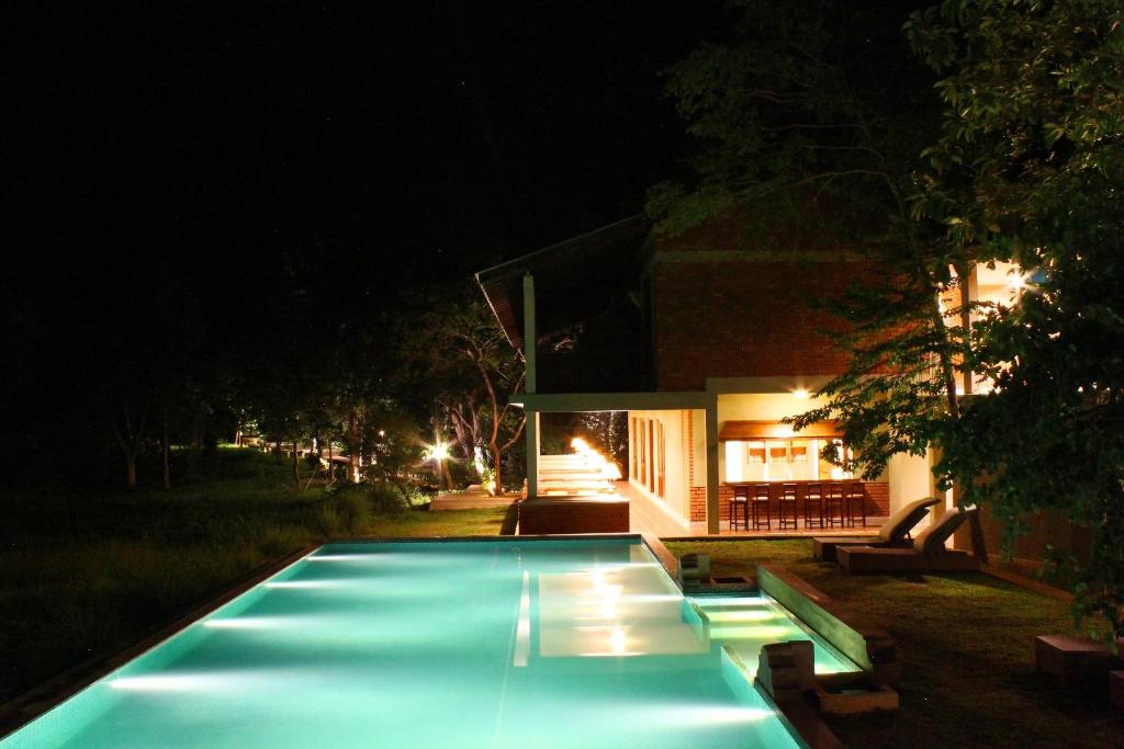 Bazén v ubytování Ehalagala Lake Resort nebo v jeho okolí