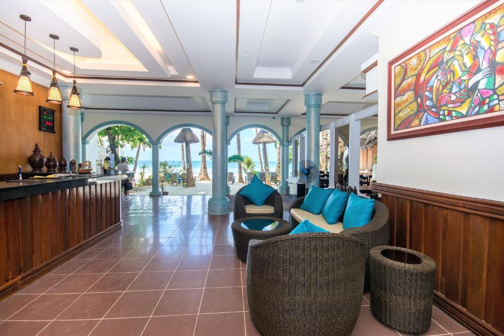 una hall di un resort con sedie e un bar di Royal Park Resort Boracay a Boracay