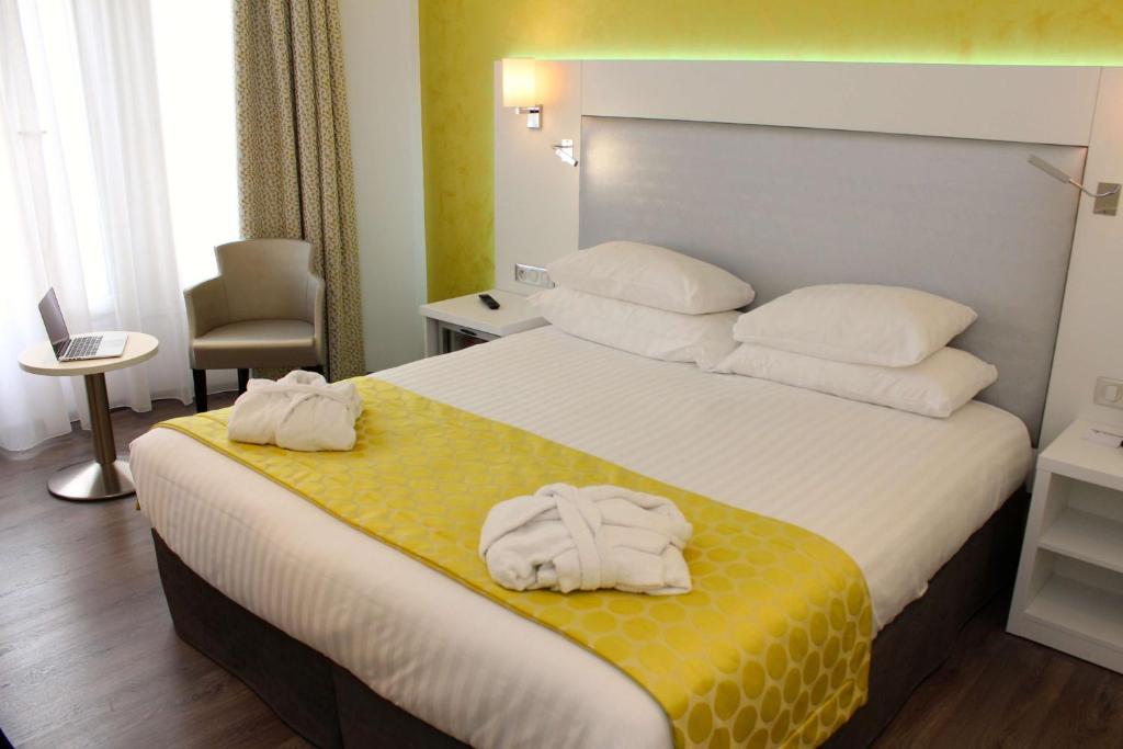 Postel nebo postele na pokoji v ubytování Best Western Plus Hotel Carlton Annecy