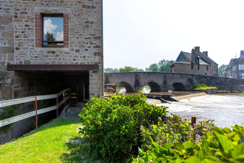 Výhled na řeku, která protéká v blízkosti hotelu