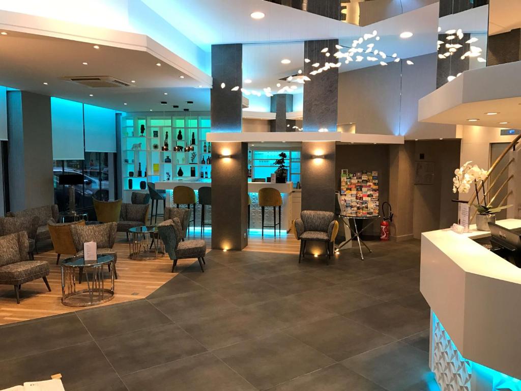 Lounge nebo bar v ubytování Best Western Plus Hotel Carlton Annecy