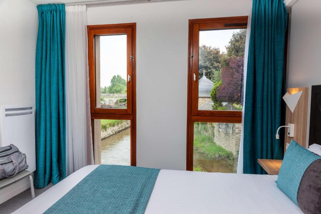 Postel nebo postele na pokoji v ubytování Best Western Le Moulin de Ducey