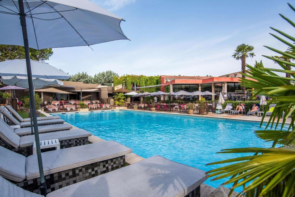 Bazén v ubytování Best Western Sévan Parc Hôtel nebo v jeho okolí