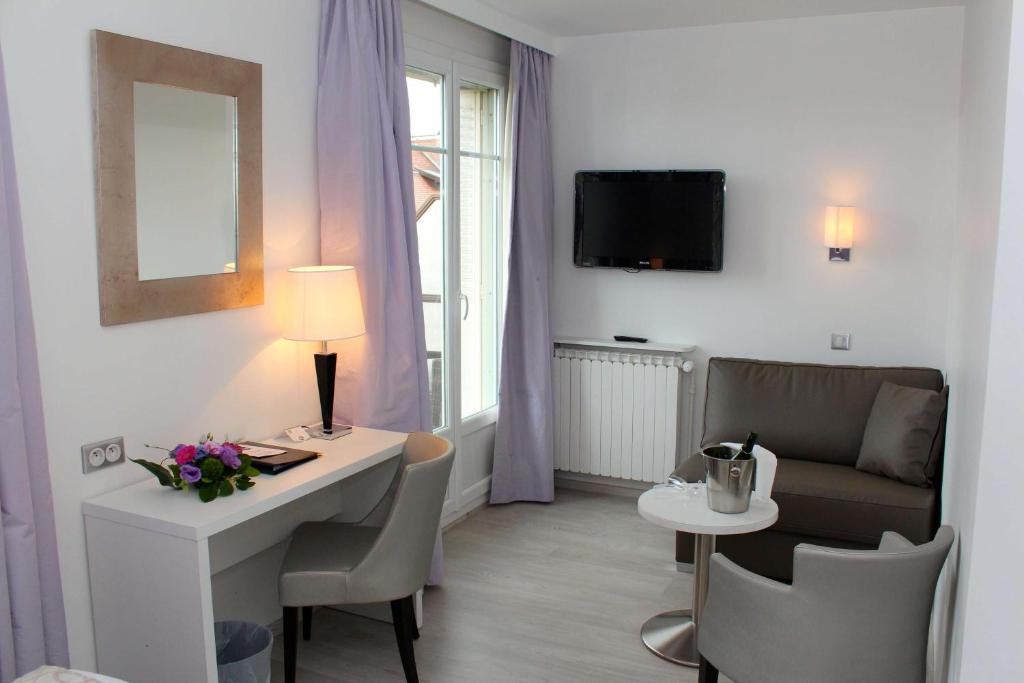 TV a/nebo společenská místnost v ubytování Best Western Plus Hotel Carlton Annecy
