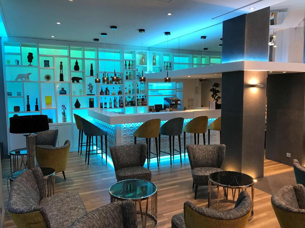 Best Western Plus Hotel Carlton Annecy tesisinde lounge veya bar alanı