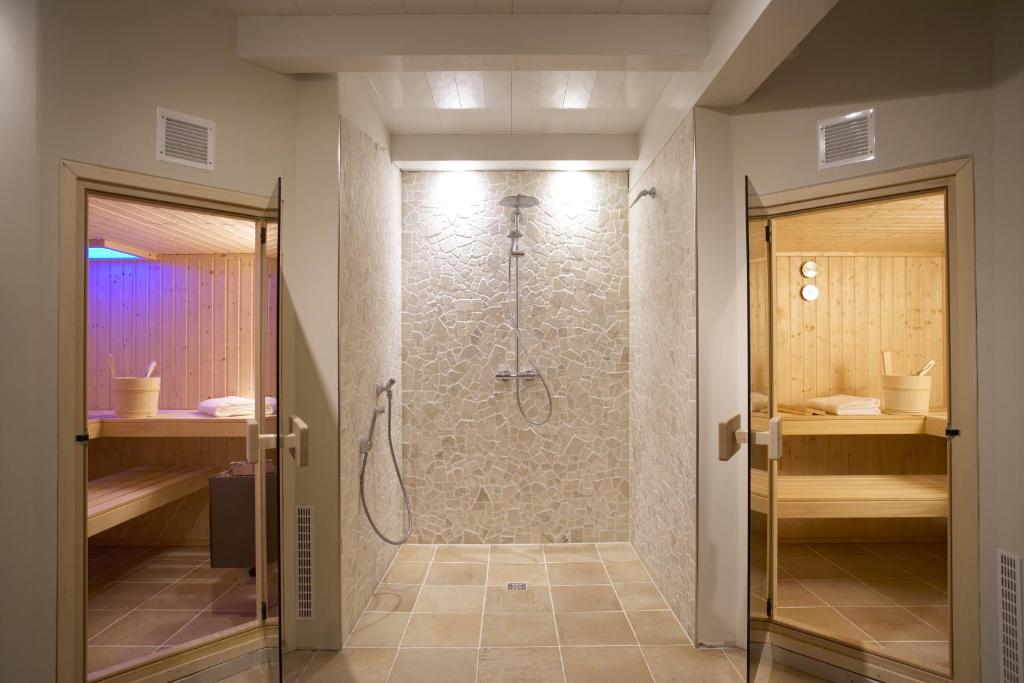 Koupelna v ubytování Rackmers Hof - Suiten Hotel garni mit Sauna