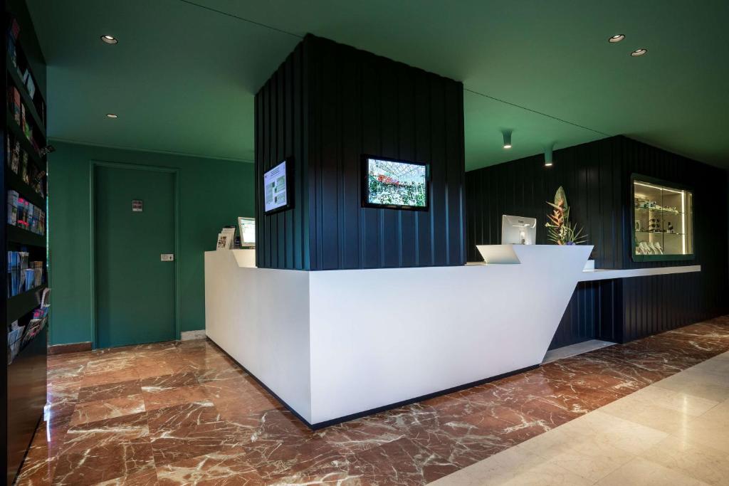 TV a/nebo společenská místnost v ubytování Best Western Plus La Marina