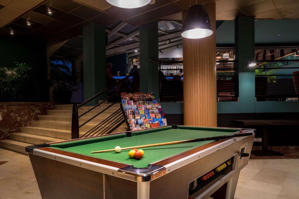 Biliár nebo kulečník v ubytování Best Western Plus La Marina