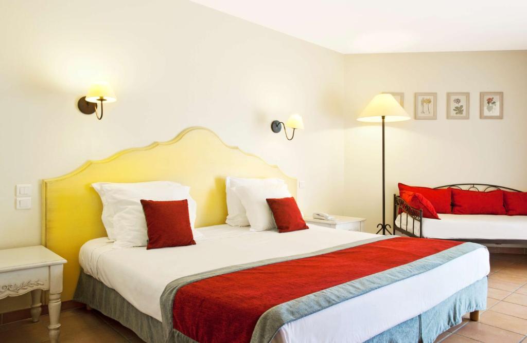 Postel nebo postele na pokoji v ubytování Golden Tulip Avignon Le Paradou