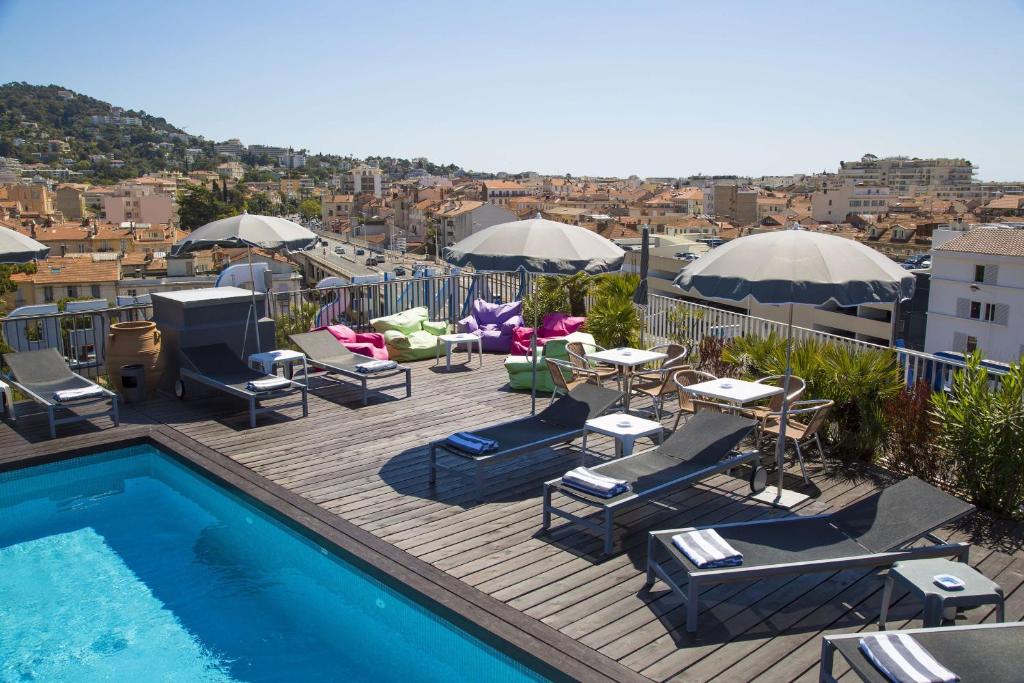 Una vista de la alberca en Best Western Plus Cannes Riviera o alrededores