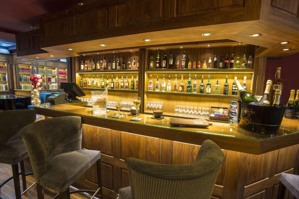 El lounge o bar de Best Western Plus Cannes Riviera