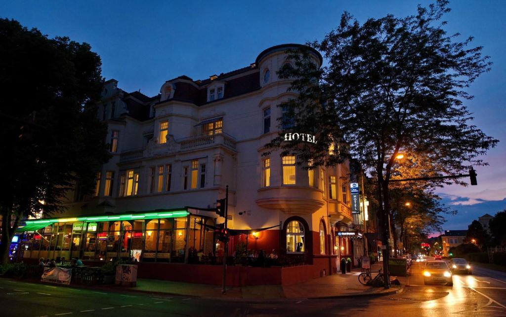 ボンにあるベストウエスタン ホテル カイザーホフの夜の通角の建物