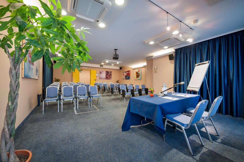 Zaplecze biznesowe lub konferencyjne w obiekcie Best Western Hotel Mediterraneo