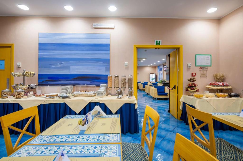 sala konferencyjna z dwoma stołami i krzesłami w obiekcie Best Western Hotel Mediterraneo w Katanii