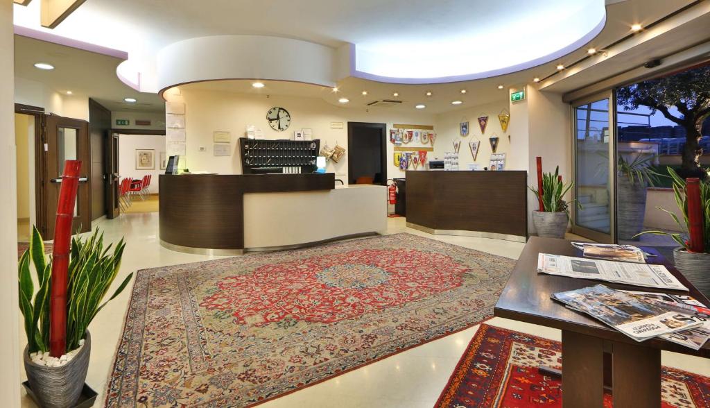 un negozio di hall con un tappeto sul pavimento di Best Western Cesena Hotel a Cesena