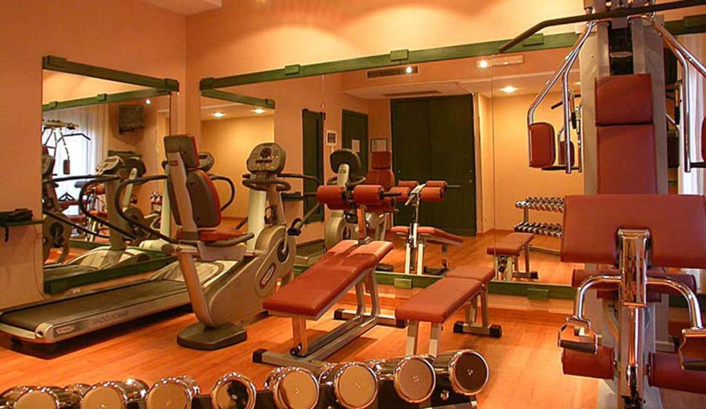 Centrum fitness w obiekcie Best Western Hotel Mediterraneo