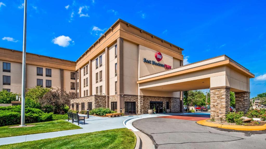 zewnętrznej części hotelu z budynkiem w obiekcie Best Western Plus Wichita West Airport Inn w mieście Wichita