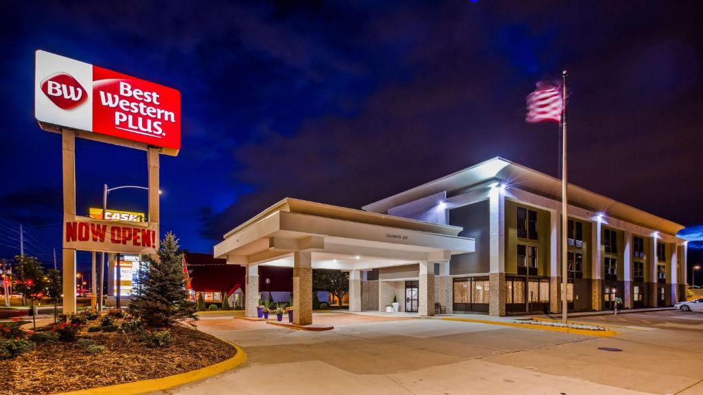 een best western plus benzinestation 's nachts bij Best Western Plus Bloomington East in Bloomington