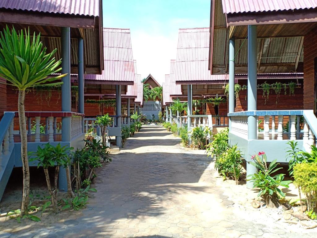 una pasarela a través de un edificio con muchas plantas en Diamond Sand Palace - SHA Plus en Ko Lanta