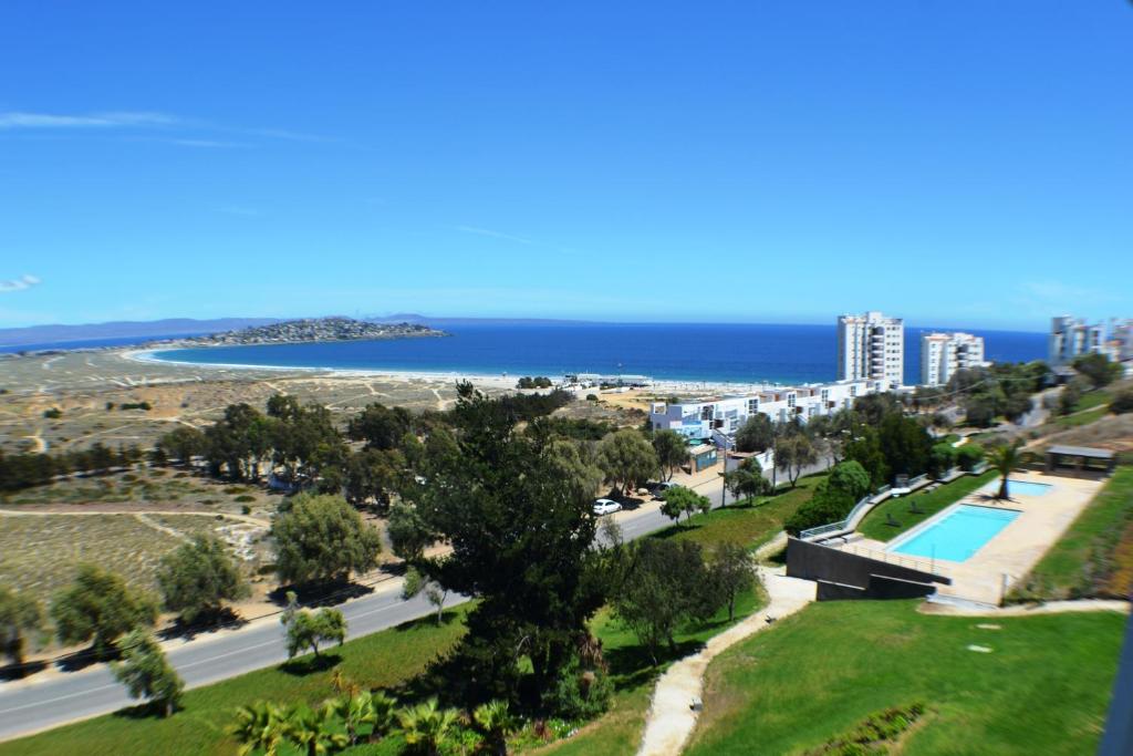 a view of the beach and the ocean at Apartamento Puerto Velero Tongoy in Puerto Velero