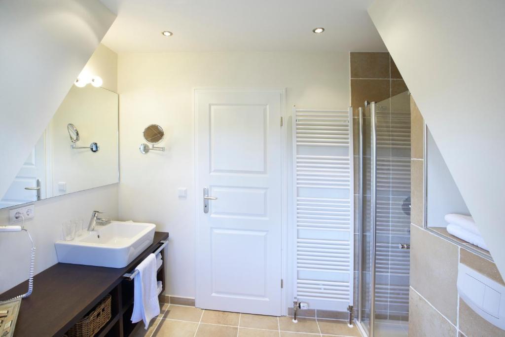 Koupelna v ubytování Rackmers Hof - Suiten Hotel garni mit Sauna