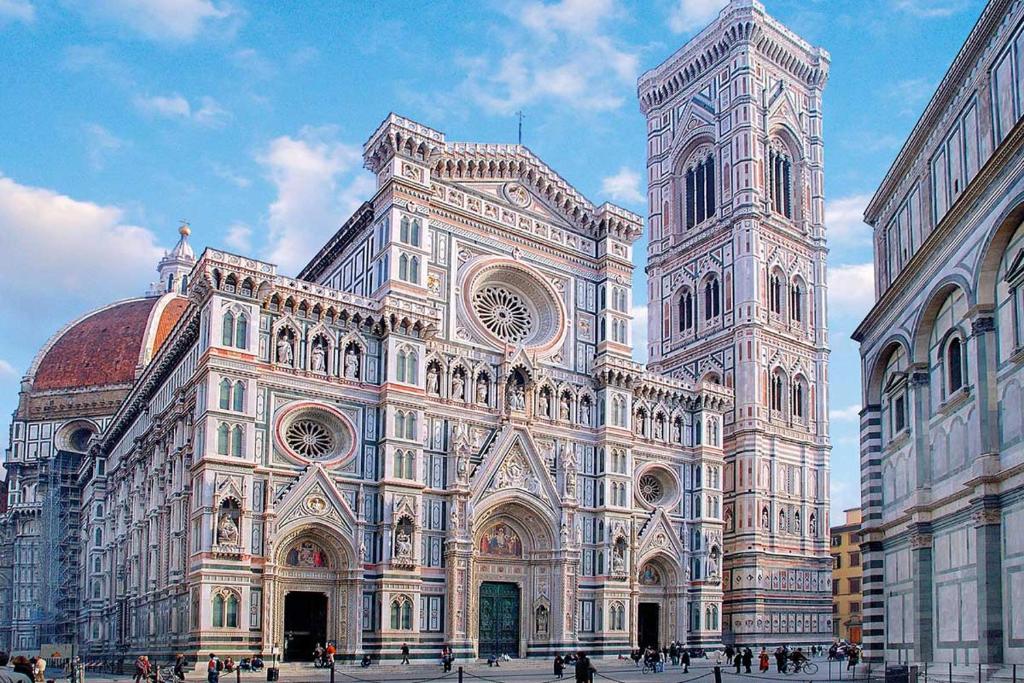 フィレンツェにあるRelais Florence Duomoの市時計塔のある大きな建物