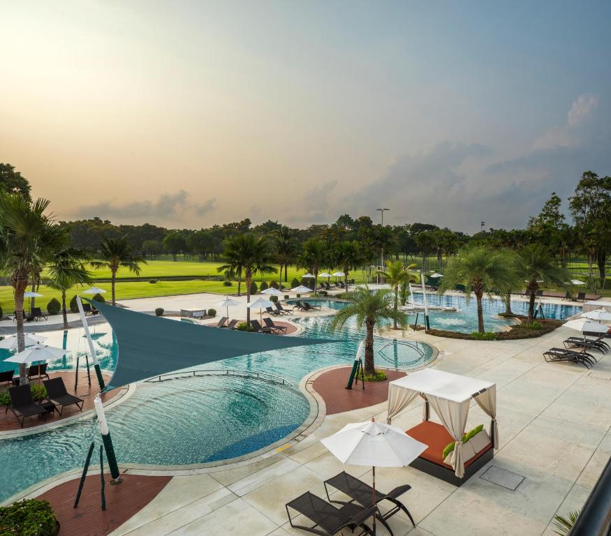 an overhead view of a pool at a resort at Eastin Thana City Golf Resort Bangkok in Samutprakarn